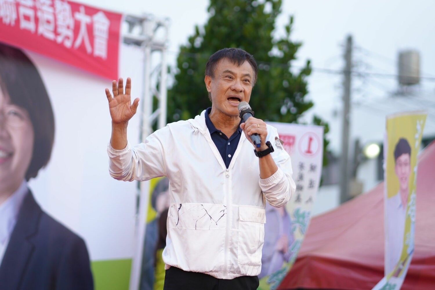 選區總督導蘇嘉全說，鄉親應該知道王惠美任內有多少一再流標的工程？根本是「不作為縣長」，強調「王惠美不做，黃秀芳來做」。黃秀芳競選總部/提供