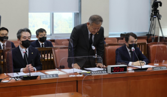 李相民為失言風波鞠躬道歉，針對遭控訴應該下台為失職以示負責回應，不會立刻請辭，震怒各界。   圖：翻攝自環球網