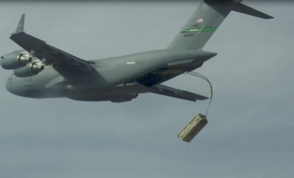 美大型運輸機投擲「彈藥托盤」武器系統。 圖:翻攝自五角大廈國防視覺資訊發布服務單位/DVIDS 美大型運輸機投擲「彈藥托盤」武器系統。 圖:翻攝自五角大廈國防視覺資訊發布服務單位/DVIDS
