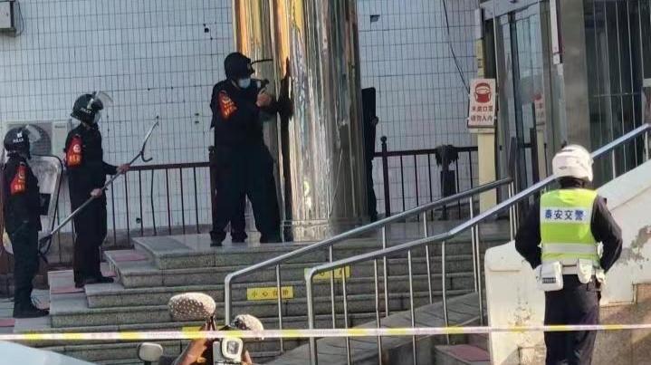 多名警察持槍與嫌犯對峙。   圖：翻攝自事發現場影片