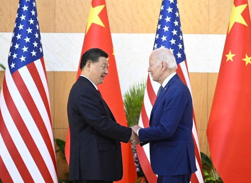 中國國家主席習近平與美國總統拜登握手問候。   圖:翻攝自新華社