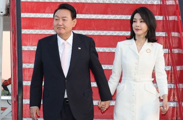尹錫悅夫婦在出發前往參與會議國際會議時遭神父祈禱墜機。 圖:翻攝自知乎網 尹錫悅夫婦在出發前往參與會議國際會議時遭神父祈禱墜機。 圖:翻攝自知乎網
