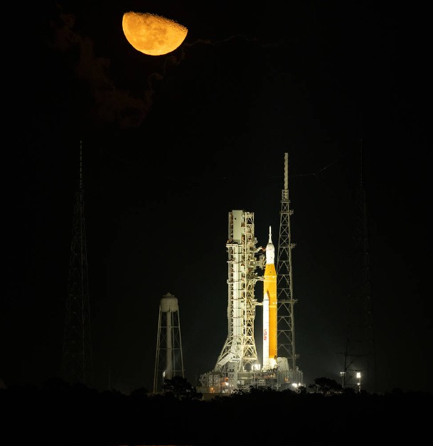 美國登月火箭在月光下做發射準備工作。   圖:翻攝自NASA