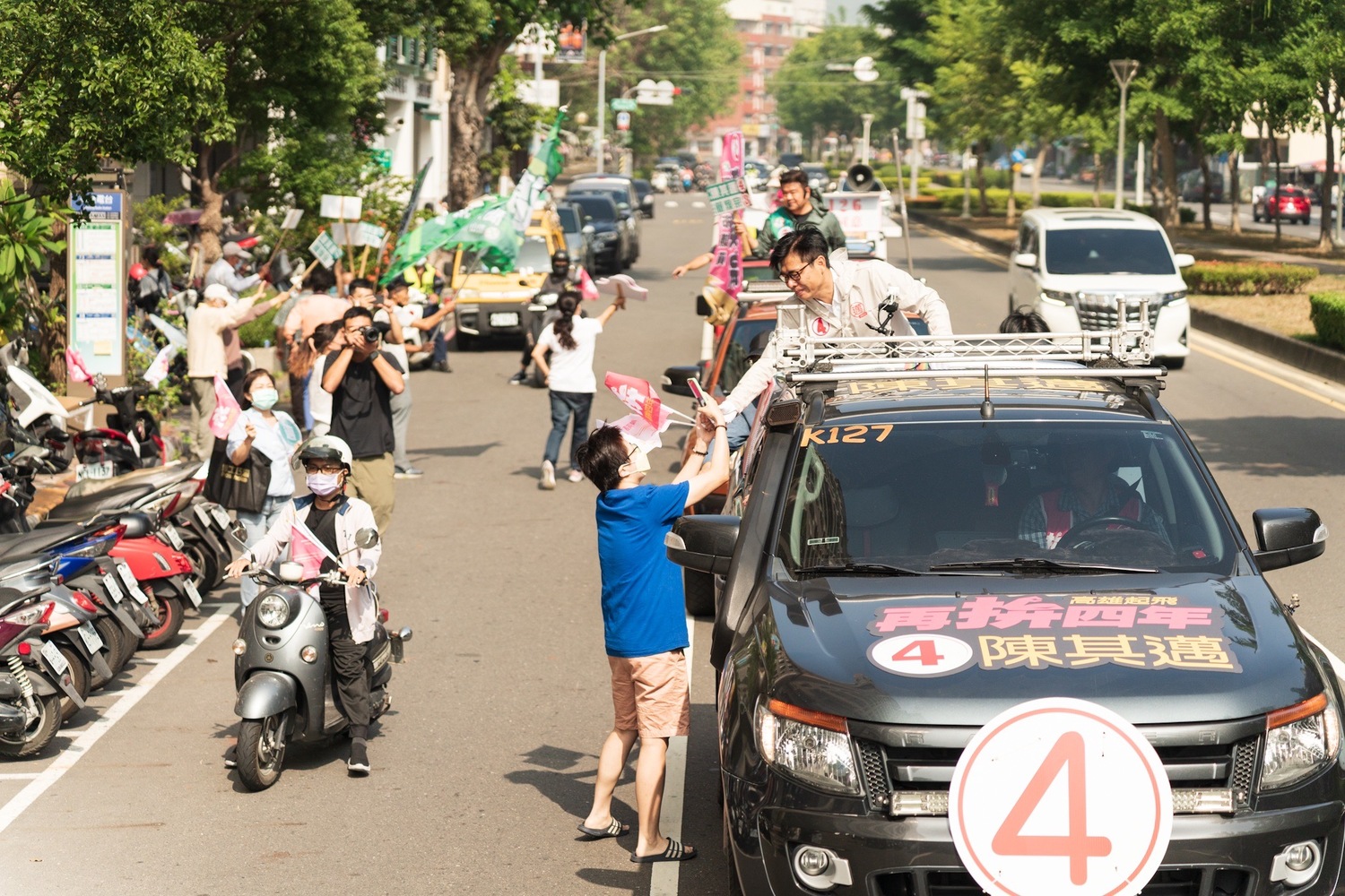 陳其邁車掃中民眾互動。 圖：陳其邁競總提供