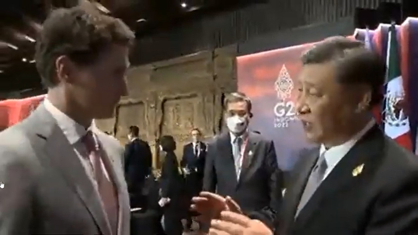 習近平(右)氣噗噗當面指責杜魯道將峰會中兩人的談話內容公開給媒體「不合適啊。」   圖：翻攝自推特