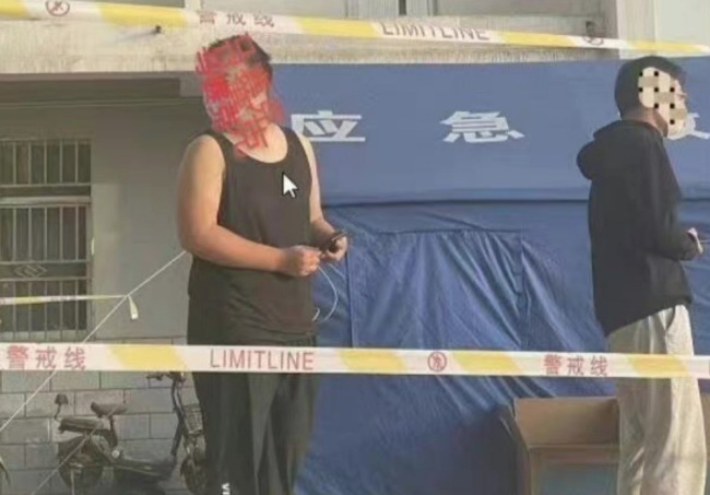 蘭州有一男學生穿「吊嘎」做核酸,遭校方人員痛罵,全校學生還被要求寫檢討報告。 圖:翻攝自中華網 蘭州有一男學生穿「吊嘎」做核酸,遭校方人員痛罵,全校學生還被要求寫檢討報告。 圖:翻攝自中華網