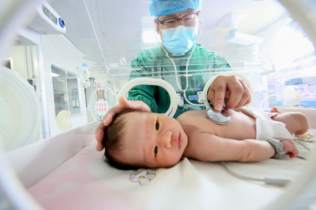 中國受少子化影響,出生人口數、淨增人口數同創新低,13省份、直轄市人口自然增長率出現負值。 圖:翻攝新華網 中國受少子化影響,出生人口數、淨增人口數同創新低,13省份、直轄市人口自然增長率出現負值。 圖:翻攝新華網