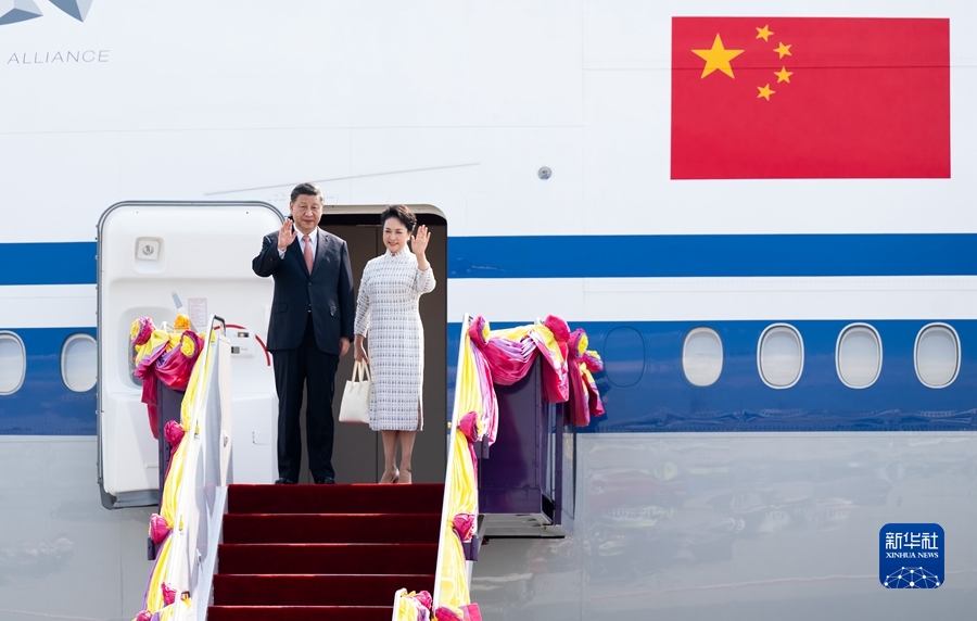 中國國家主席習近平17日到訪泰國參加亞太經濟合作會議（APEC），習近平未戴口罩，與夫人彭麗媛步出專機艙門。   圖：翻攝自自新華社