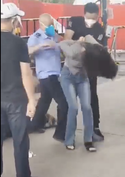 網傳廣州有2女子公眾遭反綁手腳,警方稍早表示事情正在處理中。 圖:翻攝自推特影片 網傳廣州有2女子公眾遭反綁手腳,警方稍早表示事情正在處理中。 圖:翻攝自推特影片