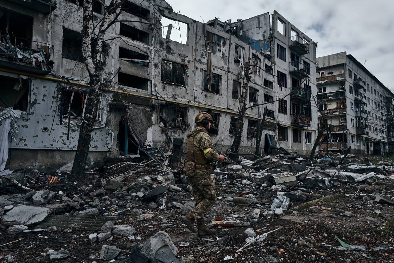 俄軍不斷以飛彈攻擊烏克蘭首都基輔以及周圍城市造成許多平民傷亡，多處主要建築崩毀。   圖：翻攝自澤連斯基臉書（資料照）