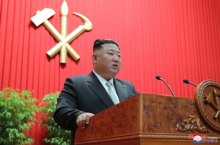 北韓領導人金正恩傳「神隱」一個月未公開露面，引發外界揣測。圖為10月17日最後一次露面，在勞動黨中央幹部學校發表講話。   圖：翻攝朝中社
