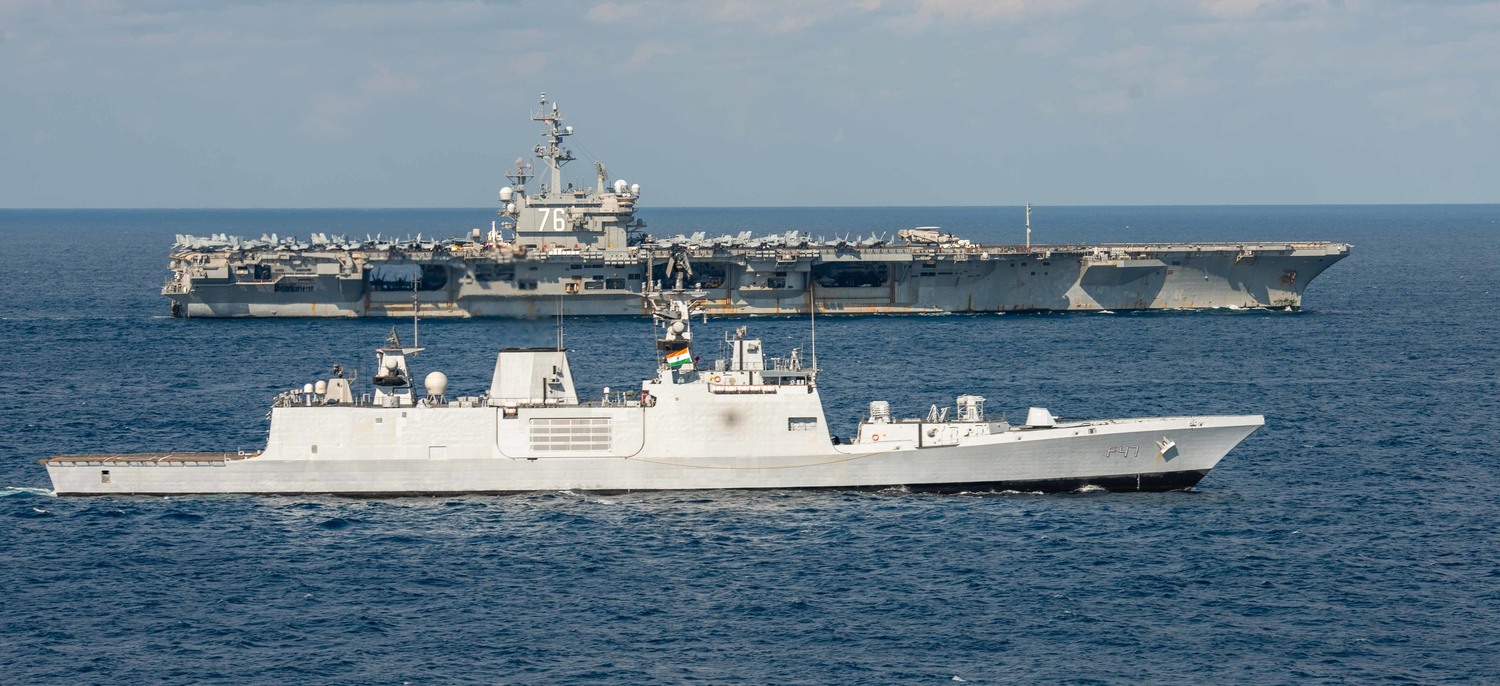11月8至15日在日本關東以南的太平洋海域進行的「Malabar 2022」軍演,美軍「雷根號(CVN-76)」航空母艦與印度護衛艦。 圖:翻攝U.S. 7th Fleet推特 11月8至15日在日本關東以南的太平洋海域進行的「Malabar 2022」軍演,美軍「雷根號(CVN-76)」航空母艦與印度護衛艦。 圖:翻攝U.S. 7th Fleet推特