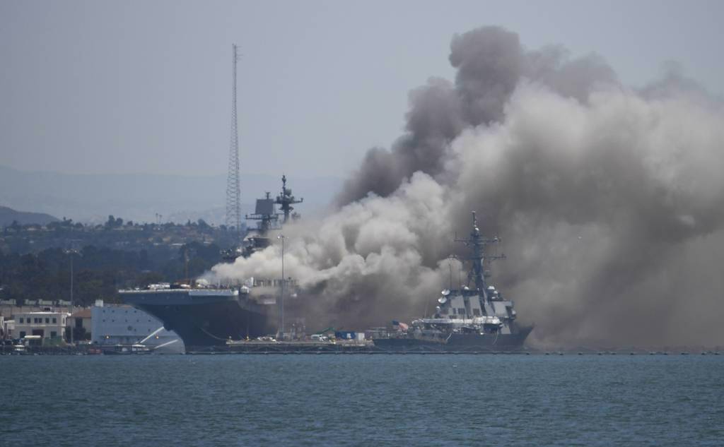 美國海軍黃蜂級兩棲攻擊艦「好人理查號(LHD-6)」疑遭人為縱火,延燒7小時報廢。 圖:翻攝U.S. NAVY 美國海軍黃蜂級兩棲攻擊艦「好人理查號(LHD-6)」疑遭人為縱火,延燒7小時報廢。 圖:翻攝U.S. NAVY