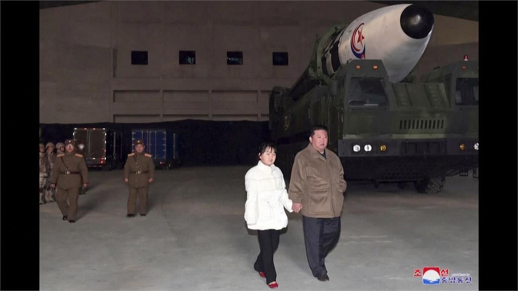 北韓官媒朝中社19日發佈一系列金正恩視察照片，寶貝女兒首度亮相   圖片來源/朝中社