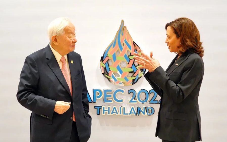 台灣代表張忠謀今（19）日與美國副總統賀錦麗（Kamala Harris）在 APEC 場邊會晤，兩人親切交談並合影。   圖: APEC台灣代表團提供