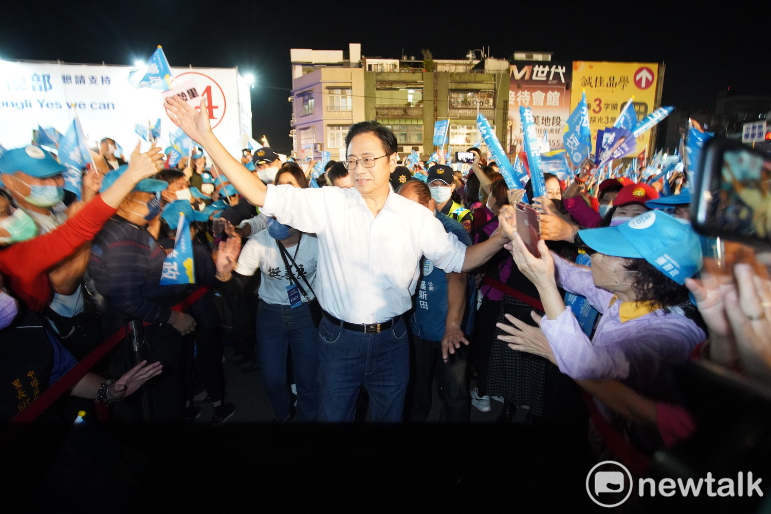張善政進場，支持者熱烈歡迎。 圖：林昀真/攝