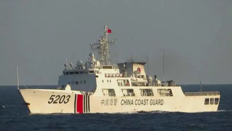 菲國媒體報導,中國海警船「5203號」在海上「攔截」、「搶奪」菲國海軍在中業島(Pag-asa Island)附近打到的一塊「不明漂浮物」。 圖:翻攝陸網/騰訊(資料照片) 菲國媒體報導,中國海警船「5203號」在海上「攔截」、「搶奪」菲國海軍在中業島(Pag-asa Island)附近打到的一塊「不明漂浮物」。 圖:翻攝陸網/騰訊(資料照片)