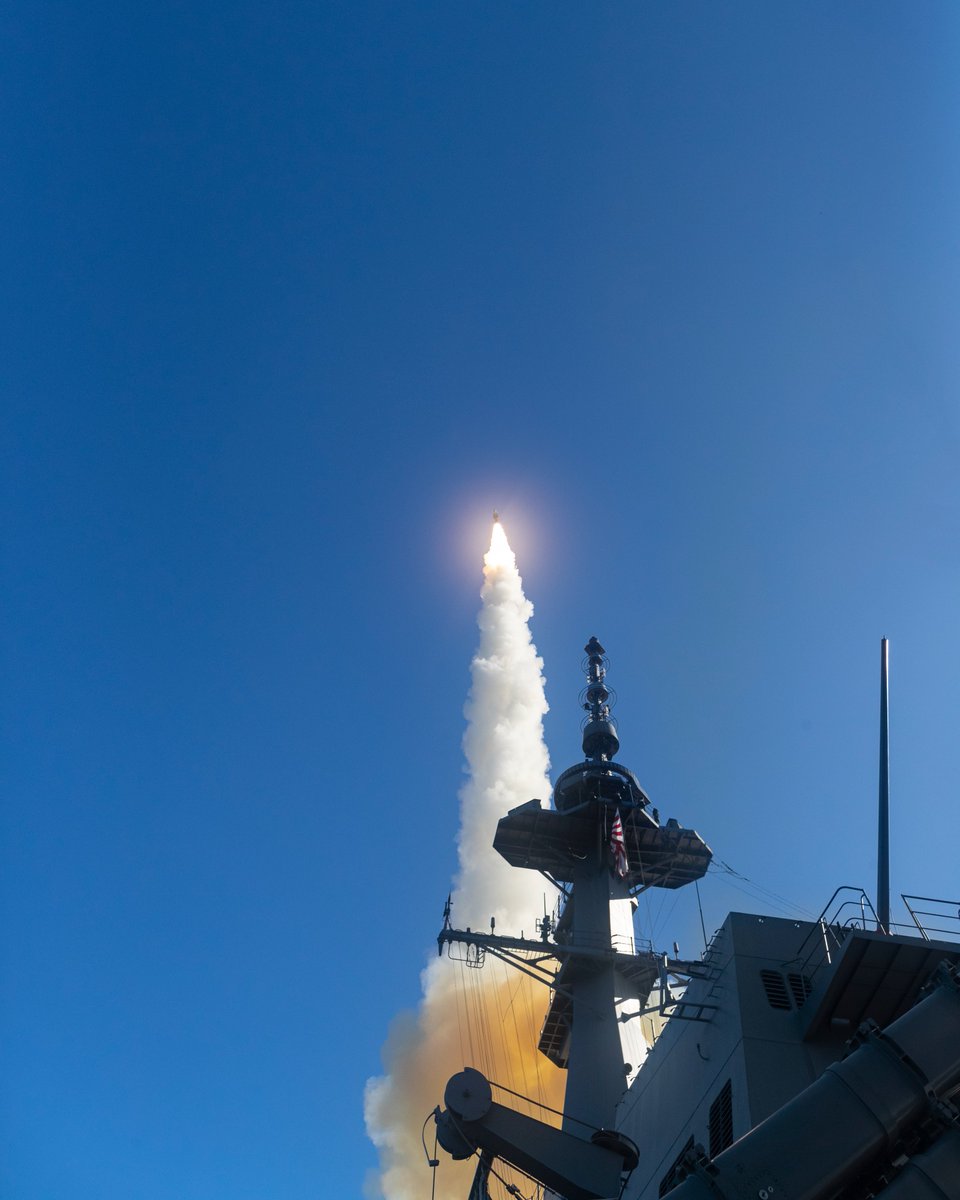 日本海上自衛隊釋出照片，最新的「摩耶級」(まや型)神盾驅逐艦在美國夏威夷海域進行攔截彈道導彈測試認證，成功攔截擊中目標。   圖：翻攝@JMSDF_PAO推特