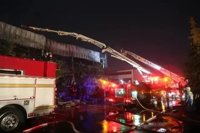 中國河南安陽市發生嚴重傷亡火災，已有 36 死 2 失聯 2 輕傷送醫。   圖：翻攝自每日經濟