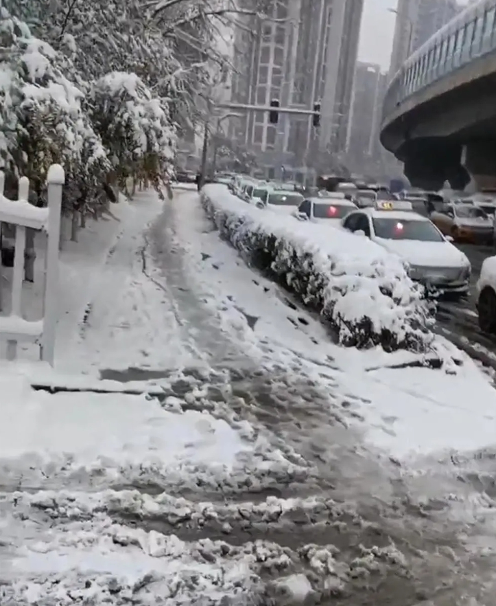 吉林電動出租車在大雪天中，排隊好幾小時等著換電池。   圖 : 翻攝自極目新聞