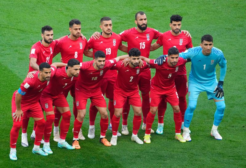 伊朗足球代表隊全隊在卡達首都杜哈，公開表達對伊朗示威者的支持，也讓人權爭議進一步延燒到世界盃。   圖 : 美聯社／達志影像