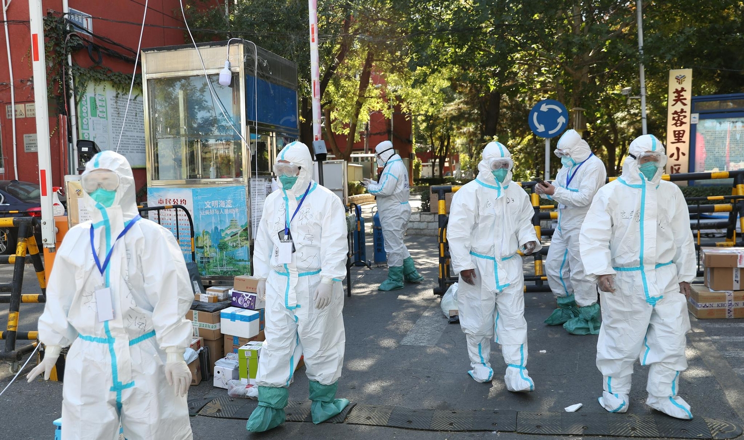 中國防疫工作人員（大白）在社區門口值守，嚴防民眾進出。   圖：翻攝自中國日報（資料照）