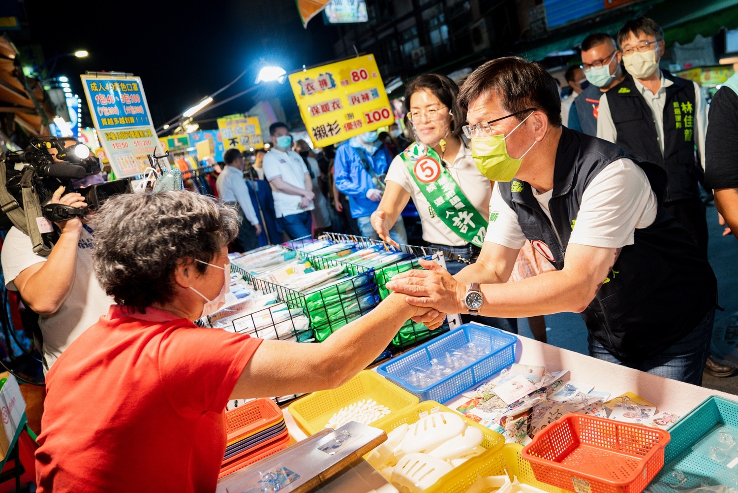 林佳龍在立法委員邱泰源、市議員羅文崇、市議員候選人許昭興的陪同下至永和樂華夜市拜票。 圖：林競辦提供