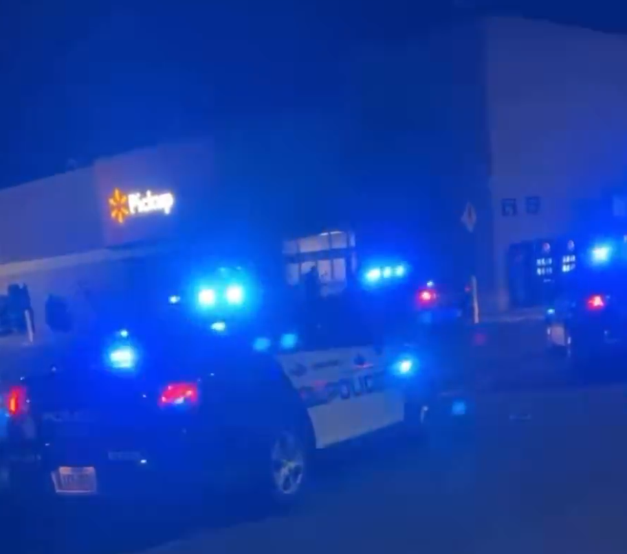 美國知名賣場沃爾瑪(Walmart)於 22 日晚間發生槍擊案,造成 6 人死亡,槍手隨後開槍自殺,大批員警到場支援。 圖:翻攝自推特 美國知名賣場沃爾瑪(Walmart)於 22 日晚間發生槍擊案,造成 6 人死亡,槍手隨後開槍自殺,大批員警到場支援。 圖:翻攝自推特