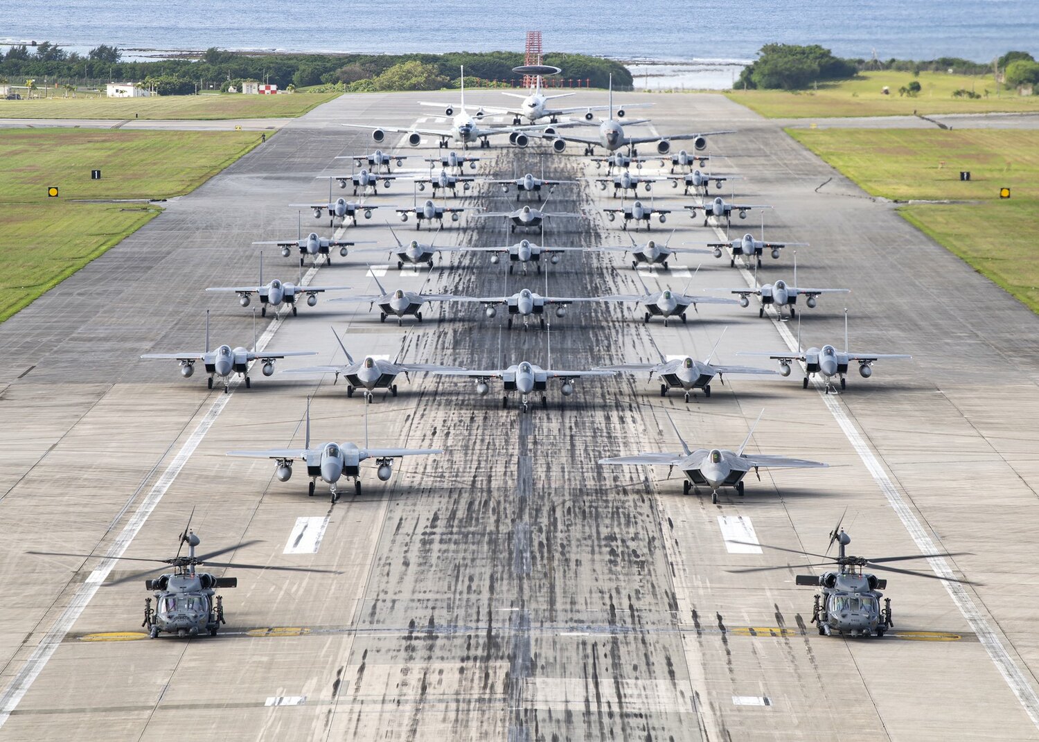 駐日美國空軍11月下旬在嘉手納基地進行「大象漫步」即時反應訓練。 圖:翻攝@space_osint推特 駐日美國空軍11月下旬在嘉手納基地進行「大象漫步」即時反應訓練。 圖:翻攝@space_osint推特