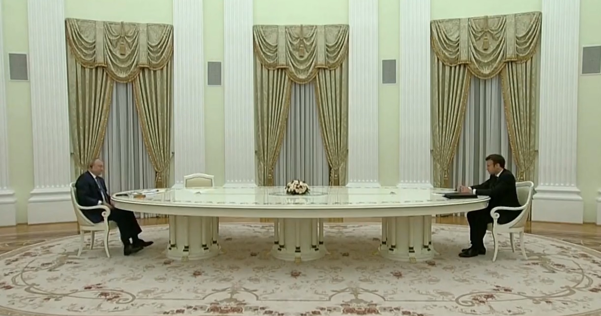 法國總統馬克宏為了安撫俄羅斯總統普丁情緒，在俄烏戰爭開打前，特地出訪了克林姆林宮。    圖：翻攝自馬克宏推特