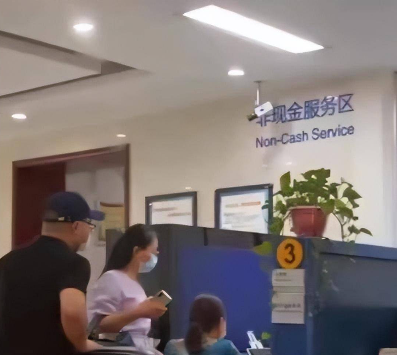 中國一名女子在銀行存款15年，卻被接洽員工盜領，數字全部歸零，還欠下56萬元的債務。(示意圖)   圖：翻攝自搜狐