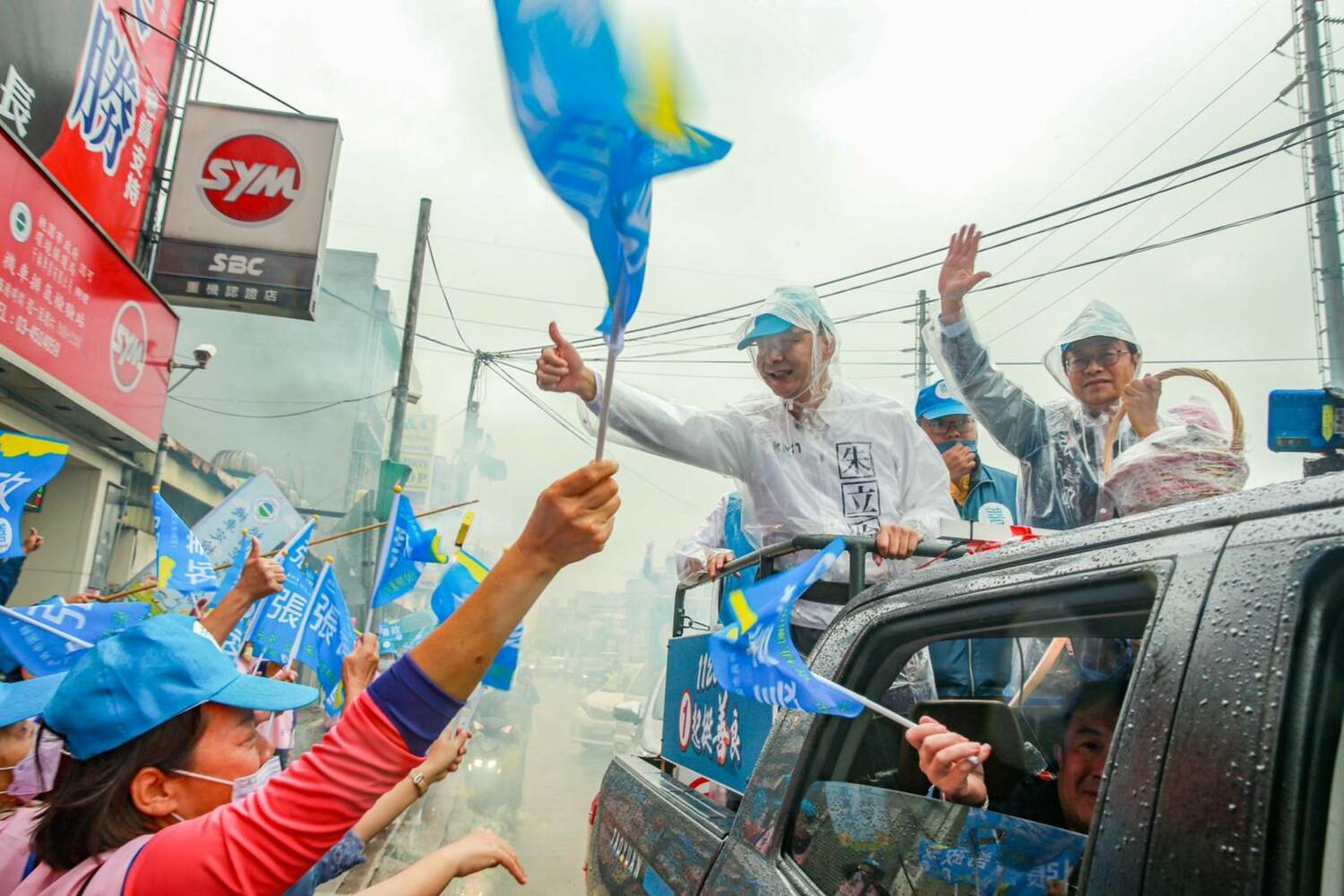 國民黨桃園市長候選人張善政與國民黨主席朱立倫今日於中壢地區進行車掃。 圖：張善政競選辦公室／提供