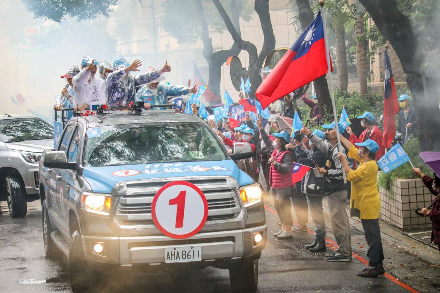 國民黨桃園市長候選人張善政與國民黨主席朱立倫今日於中壢地區進行車掃。 圖：張善政競選辦公室／提供