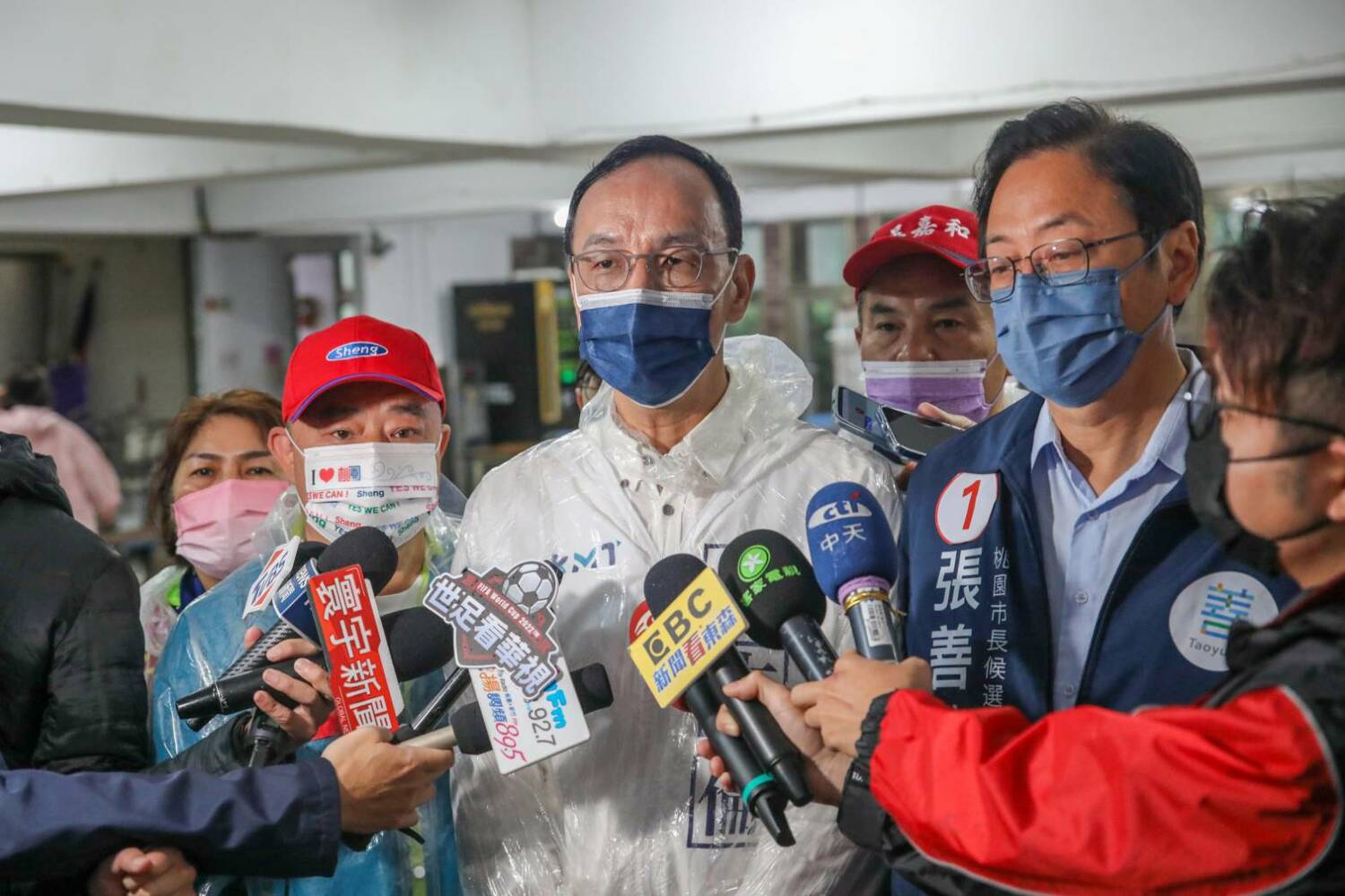 國民黨桃園市長候選人張善政與國民黨主席朱立倫今日於中壢地區進行車掃。 圖：張善政競選辦公室／提供