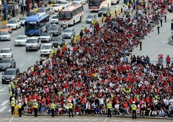 2014年世界盃，南韓球迷聚集在首爾街頭加油打氣。(資料照片)   圖 : 翻攝自推特