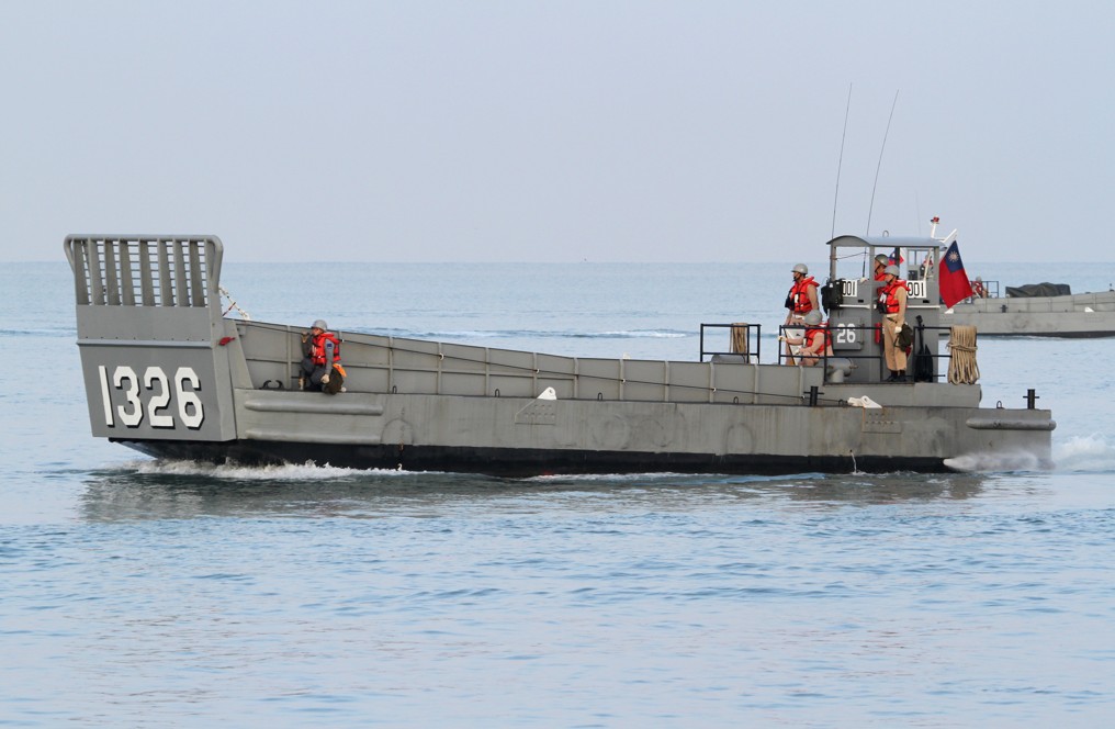 海軍一艘登陸小艇因湧浪過大於金門附近沈沒。   圖：國防部提供