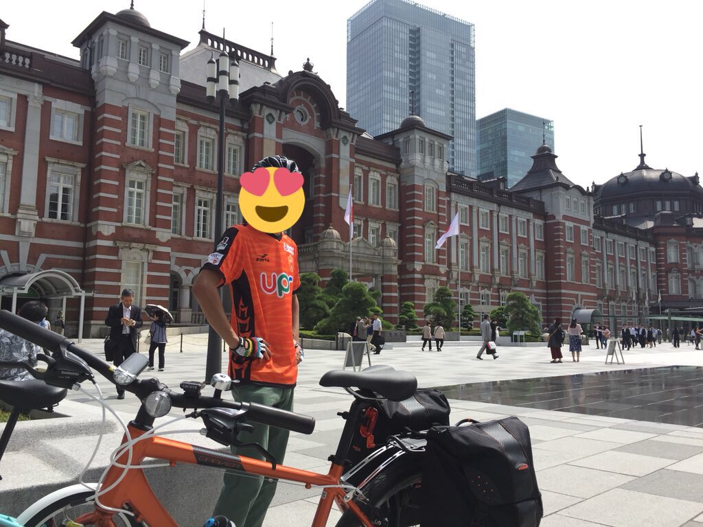 2018 世界盃，日本以 2 比 1 擊敗哥倫比亞，日本球迷兌現承諾，從東京騎 1150 公里自行車到山口縣，並在抵達山口縣拍照紀念。   圖 :翻攝自@B747_300SR推特