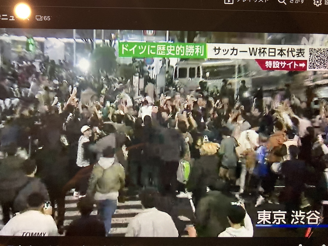 23日夜足球迷在澀谷車站前狂歡慶祝。 圖:攝自NHK官網 23日夜足球迷在澀谷車站前狂歡慶祝。 圖:攝自NHK官網