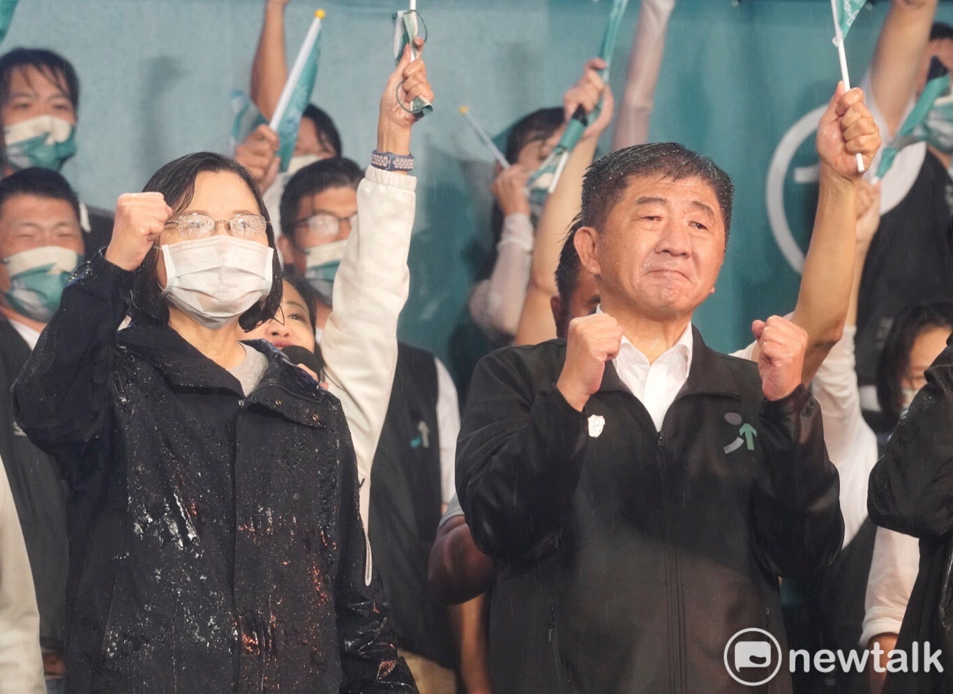 民進黨台北市長候選人陳時中25日選前之夜激動落淚，蔡英文總統站台力挺。 圖：張良一攝（資料照）