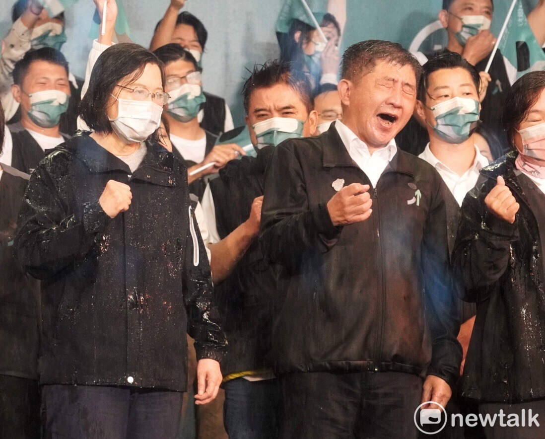 民進黨台北市長候選人陳時中選前之夜造勢，黨主席蔡英文冒雨站台。   圖：張良一攝