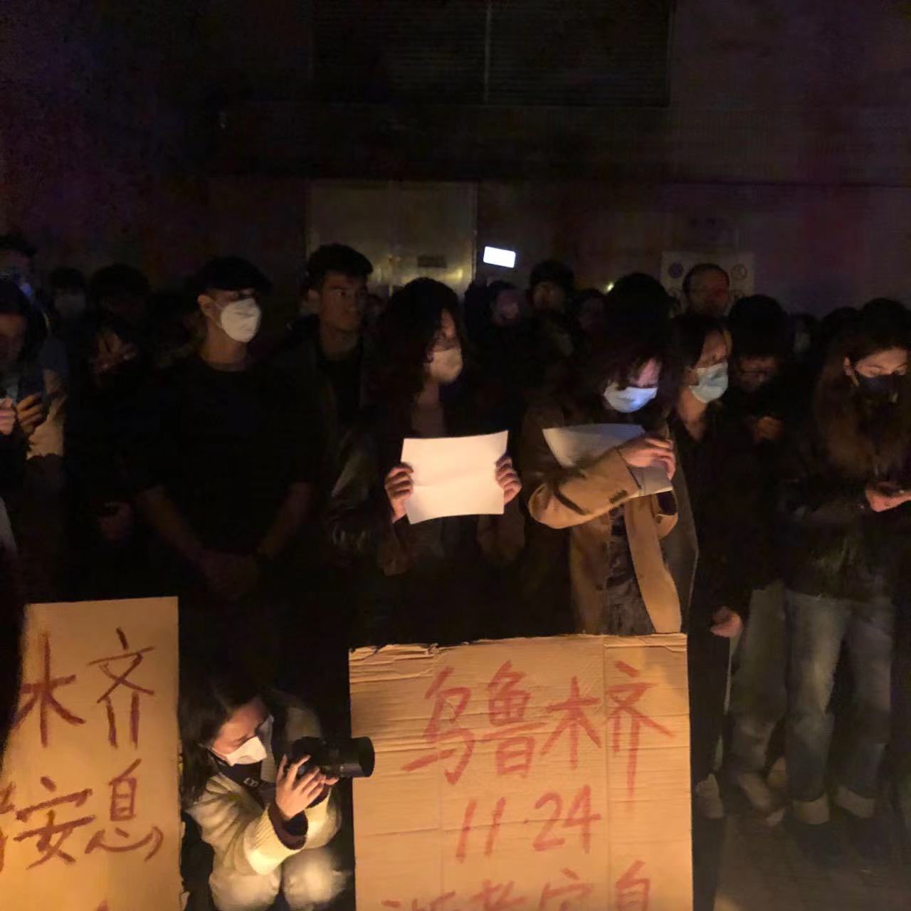 曾因封城深陷苦難的上海 26 日晚也聚集大批民眾齊聲高喊：「習近平下台」、「共產黨下台」等口號   圖：擷自推特@jajia