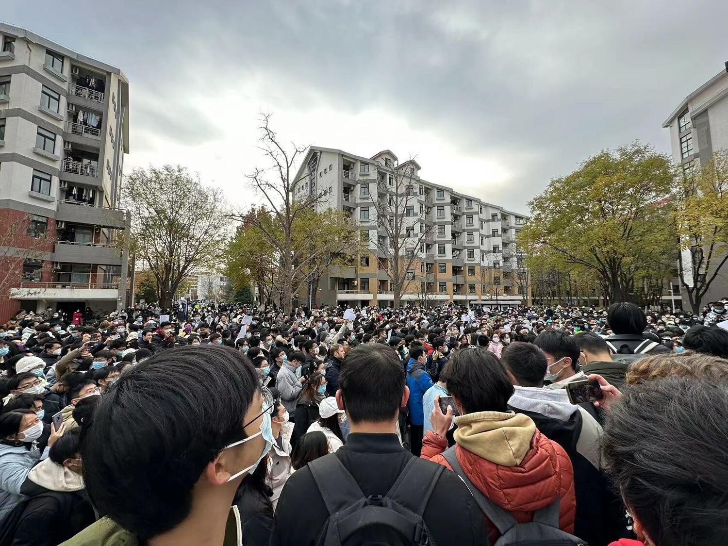 中國清華大學學生高舉白紙抗議封控管制，最後更是唱起義勇軍進行曲（中國國歌）。   圖: 翻攝自@GFW青蛙 推特