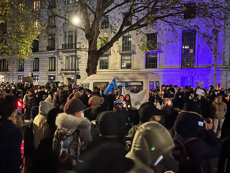 中國駐英國大使館外27日晚間擠滿人潮，中國民眾怒喊要中國國家主席習近平下台。   圖: 翻攝自李老師不是你老師推特