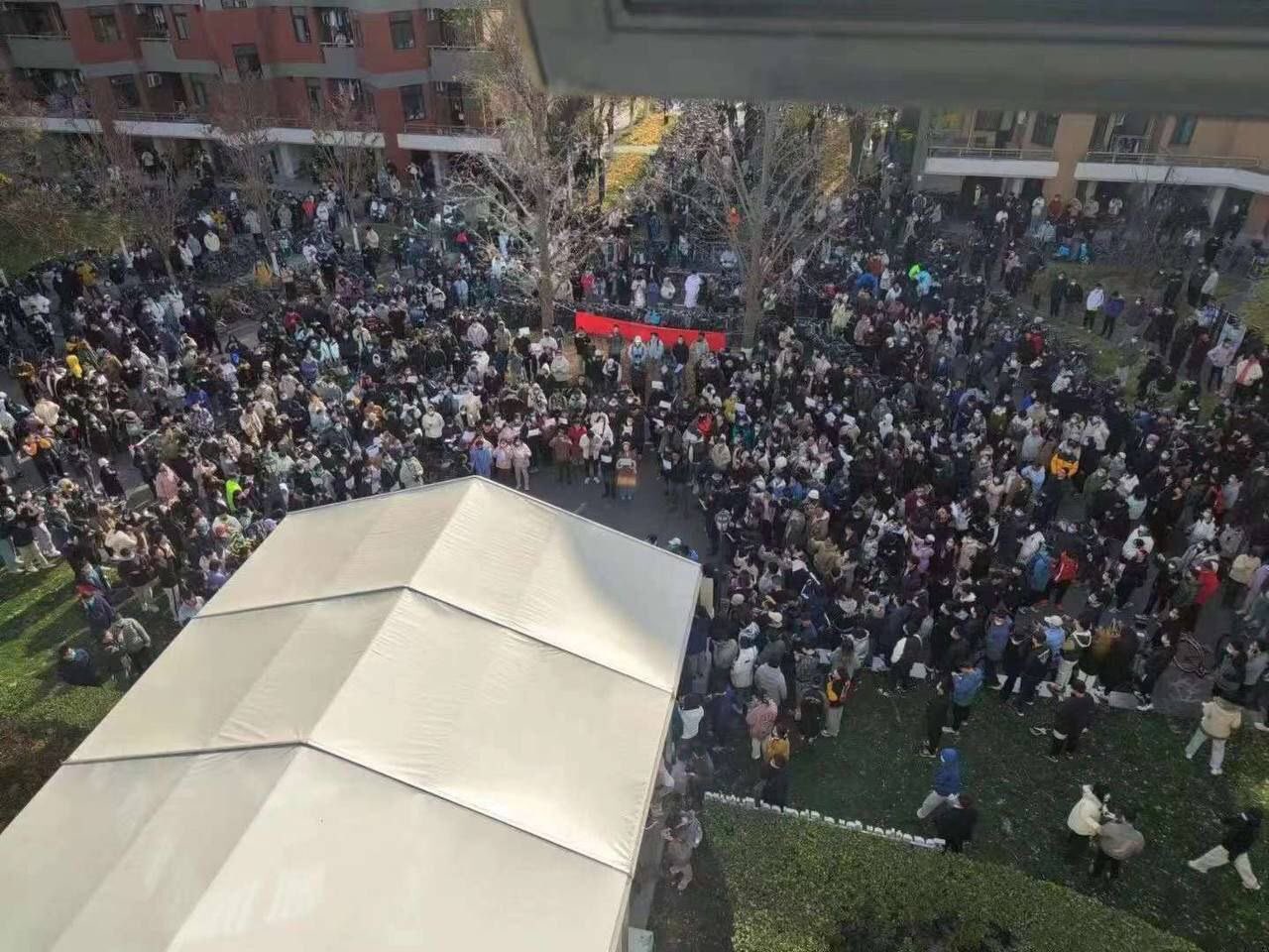 中國學生抗議規模和人潮持續增長，圖為眾多學生聚集在中國清華大學的紫荊園內抗議防疫封控和言論自由。   圖: 翻攝自@owng13推特 