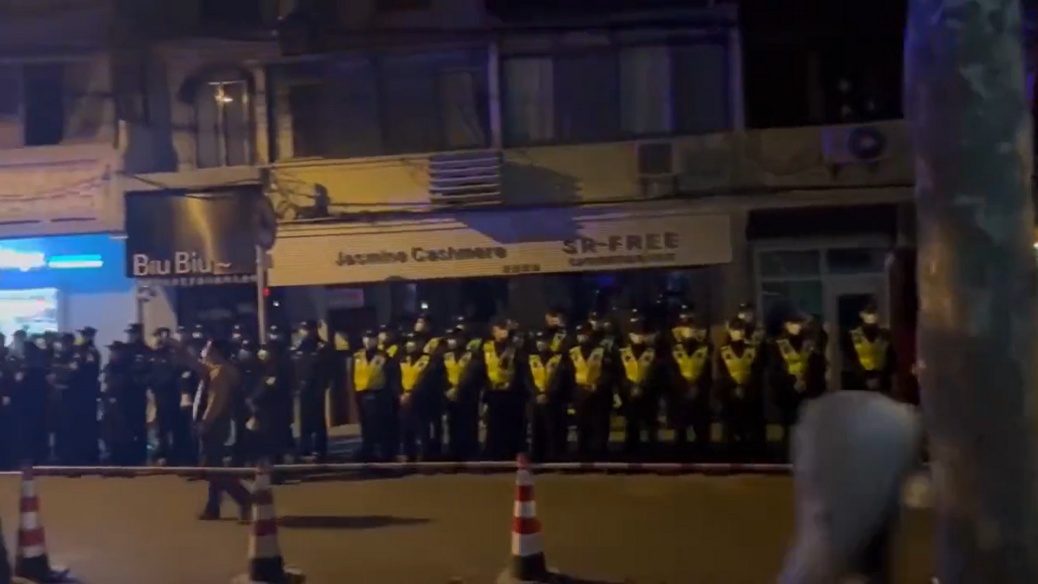 上海警察「外鬆內緊」，尤其是騙外國人，消息封鎖非常嚴密，而且秋後算帳也非常嚴厲，但表面看上去卻很正常。 圖: 翻攝自@realEmperorPooh 推特 