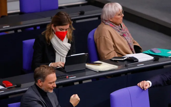 燃氣短缺! 德國會關暖氣節能 議員穿羽絨衣、戴圍巾 還是冷到抖不停 |
