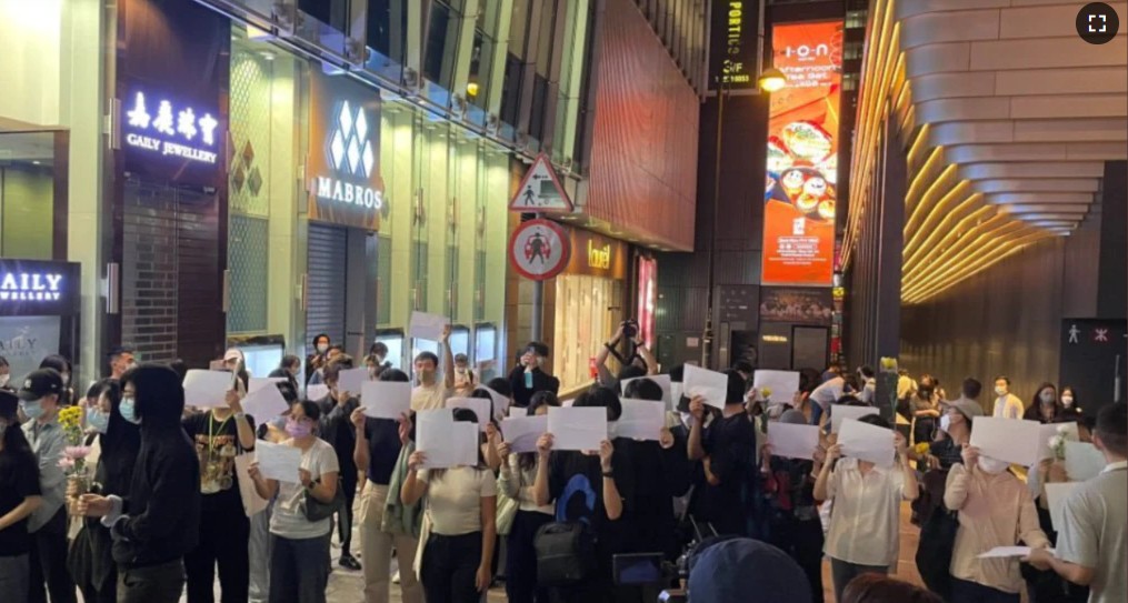 香港中環商業區鬧區28日晚上出現白紙抗議行動。 圖：流亡英國香港工運人士蒙兆達推特帳戶