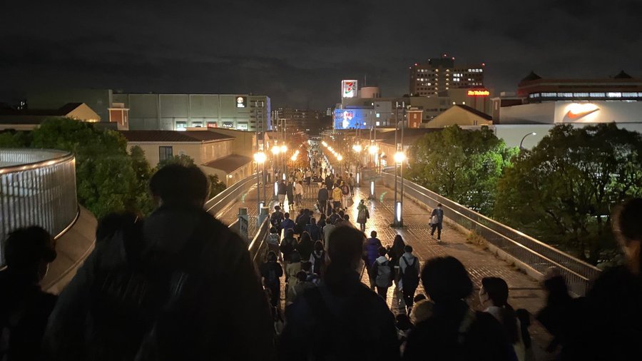日本東京都八王子市「東京都立大學」南大澤校區下午傳持刀男攔路砍殺傷人事件，警方急忙疏散校園學生。   圖：翻攝@se_airrepman推特