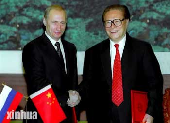 2002年12月2日，中國時任國家主席江澤民與俄羅斯總統普丁簽署聯合聲明。   圖：翻攝自新華社（資料照）