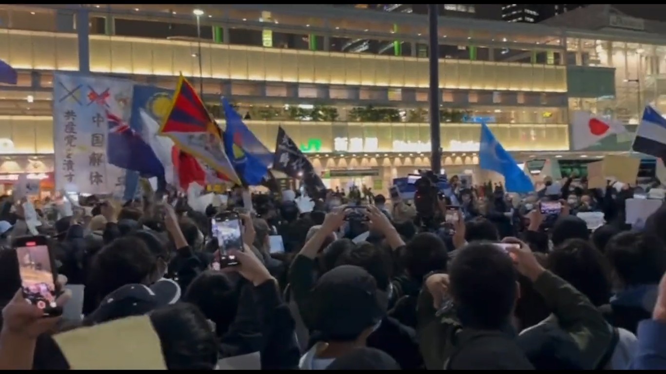 「白紙革命」延伸到多個國家，並不是單獨地區的抗議，對共產黨、習近平來說是非常大的挫折。圖為東京JR新宿車站南口旅居日本的中國年輕人群聚聲援 圖：翻攝推特